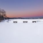 Vinterstemning på Tjøme. Snø og rosa himmel, benker.